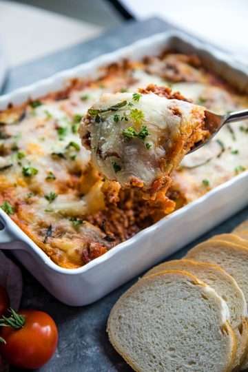 Easy Beef and Cheese Ravioli Bake is dinner made easy. It's a beefy, cheesy casserole made with 5 simple ingredients and a dash of spices. Hot from the oven in under an hour! #mustlovehomecooking