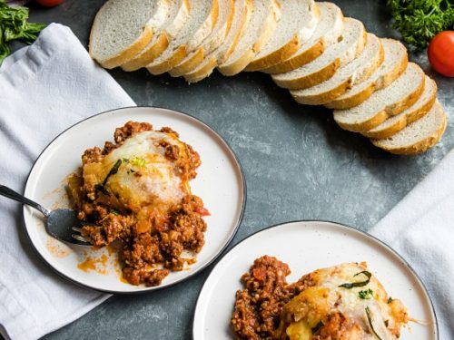 Easy Beef and Cheese Ravioli Bake is dinner made easy. It's a beefy, cheesy casserole made with 5 simple ingredients and a dash of spices. Hot from the oven in under an hour! #mustlovehomecooking