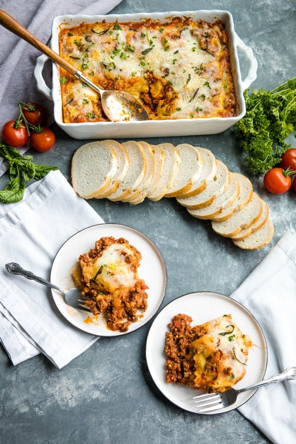 Easy Beef and Cheese Ravioli Bake is dinner made easy. It's a beefy, cheesy casserole made with 5 simple ingredients and a dash of spices. Hot from the oven in under an hour! #mustlovehomecooking