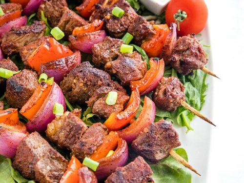 Smoky Chili Beef Shish Kebab with peppers, onions and an amazingly flavorful marinade are perfect for using inexpensive cuts of meat. They're great for grilling or the broiler! #mustlovehomecooking