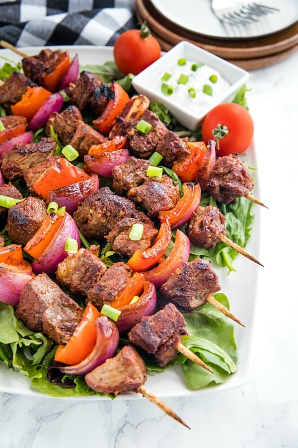 Smoky Chili Beef Shish Kebab with peppers, onions and an amazingly flavorful marinade are perfect for using inexpensive cuts of meat. They're great for grilling or the broiler! #mustlovehomecooking