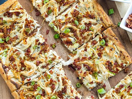 Shortcut ingredients like puff pastry, cooked chicken, chive cream cheese and bacon crumbles makes this Chicken Bacon Ranch Tart a quick and simple dinner favorite! #mustlovehomecooking