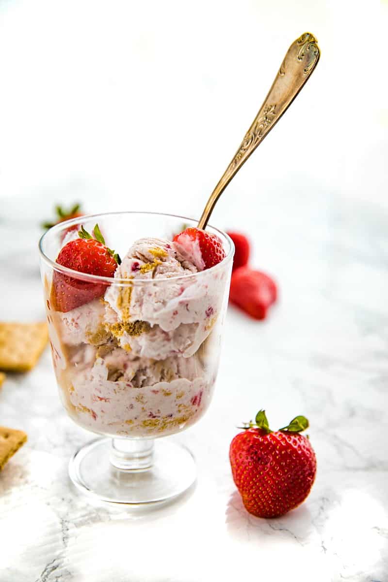 No Churn Strawberry Graham Cracker Ice Cream, with the nutty, sweet flavor of graham crackers, takes minutes to prep with only 8 easy ingredients. #mustlovehomecooking