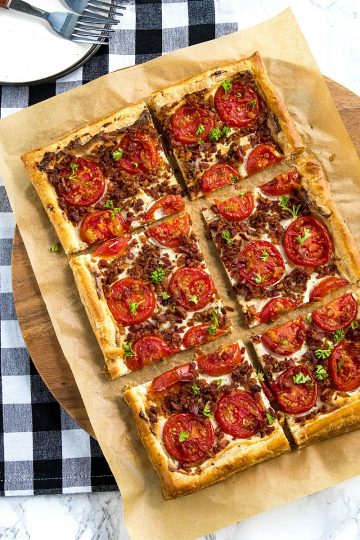 Easy Bacon Tomato Tart - Using shortcut ingredients like puff pastry and bacon crumbles makes this a quick and easy summertime dinner favorite! #mustlovehomecooking
