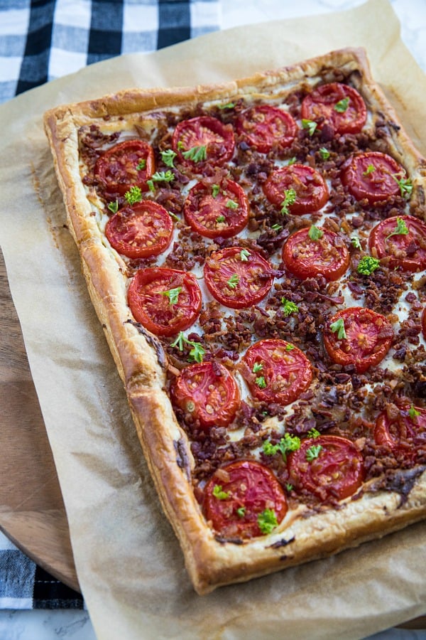 Easy Bacon Tomato Tart - Using shortcut ingredients like puff pastry and bacon crumbles makes this a quick and easy summertime dinner favorite! #mustlovehomecooking