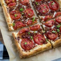 Easy Bacon Tomato Tart - Using shortcut ingredients like puff pastry and bacon crumbles makes this a quick and easy summertime dinner favorite! #mustlovehomecooking