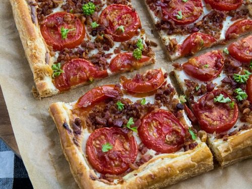 Easy Bacon Tomato Tart - Using shortcut ingredients like puff pastry and bacon crumbles makes this a quick and easy summertime dinner favorite! #mustlovehomecooking