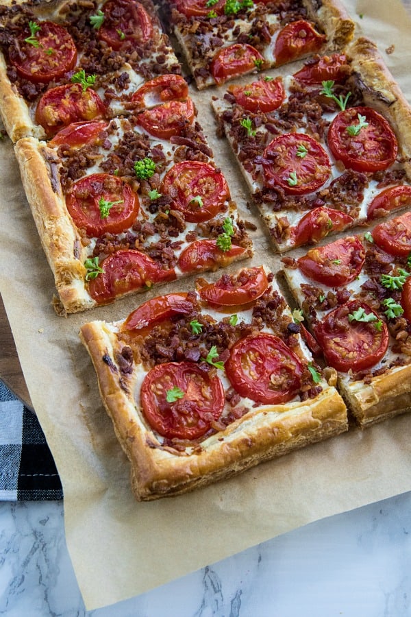 Easy Bacon Tomato Tart - Using shortcut ingredients like puff pastry and bacon crumbles makes this a quick and easy summertime dinner favorite! #mustlovehomecooking