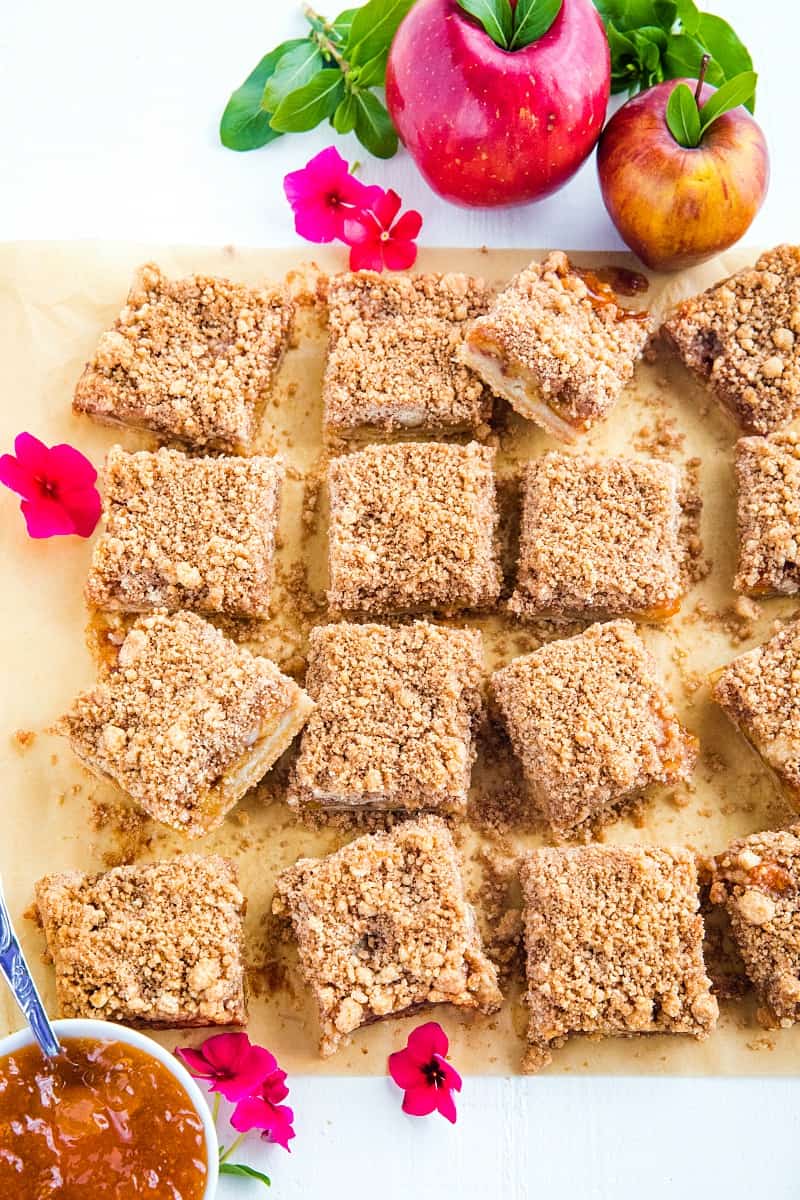Crumbly, buttery and jammy, these easy Apple Pie Crumb Bars are bursting with spices and tastes just like apple pie, only better! #mustlovehomecooking