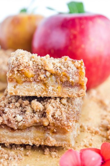 Crumbly, buttery and jammy, these easy Apple Pie Crumb Bars are bursting with spices and tastes just like apple pie, only better! #mustlovehomecooking