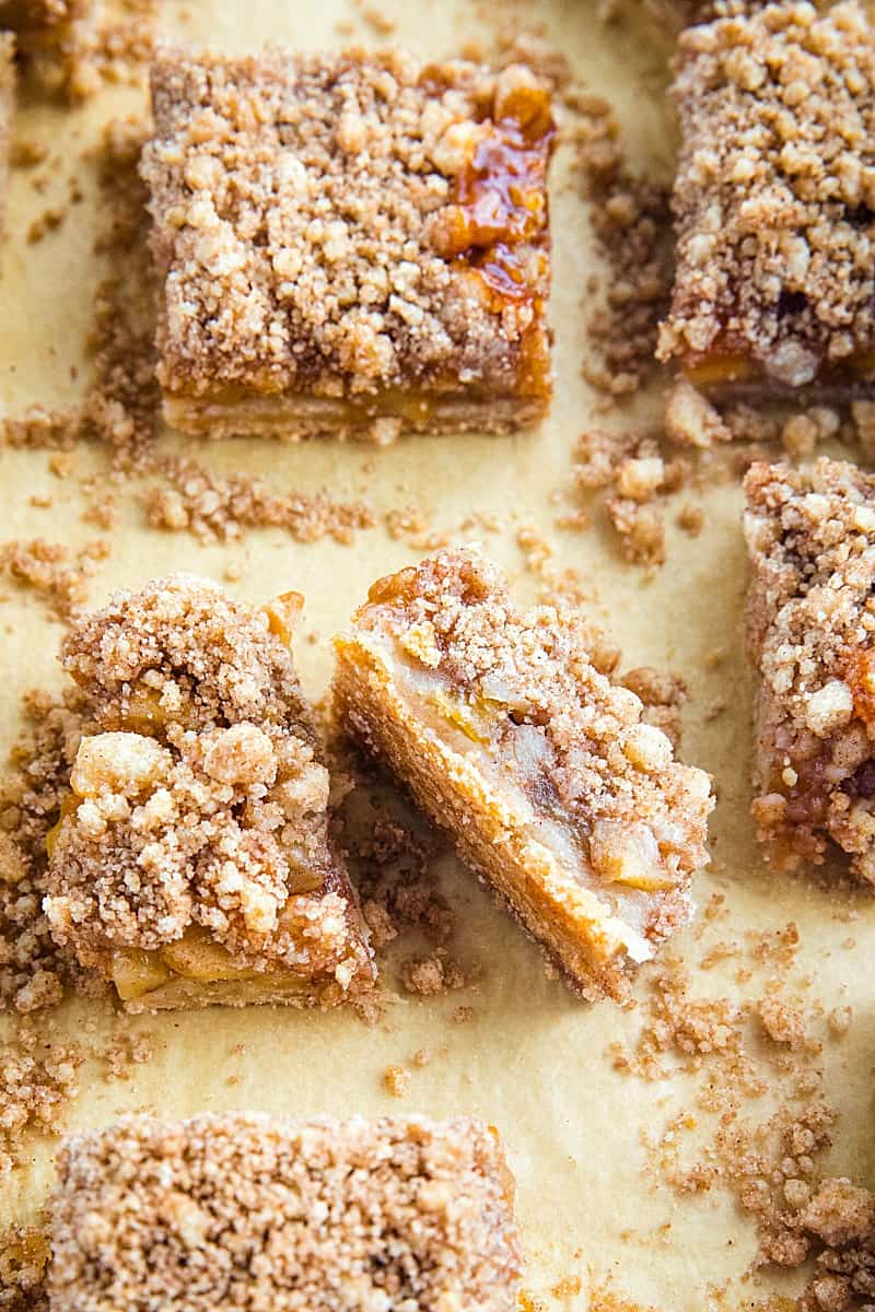 Crumbly, buttery and jammy, these easy Apple Pie Crumb Bars are bursting with spices and tastes just like apple pie, only better! #mustlovehomecooking