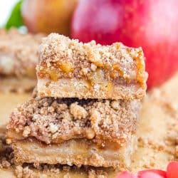 Crumbly, buttery and jammy, these easy Apple Pie Crumb Bars are bursting with spices and tastes just like apple pie, only better! #mustlovehomecooking