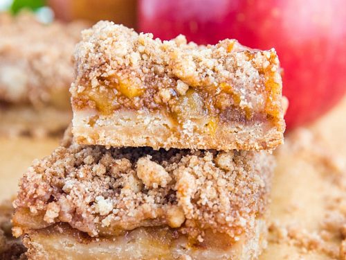 Crumbly, buttery and jammy, these easy Apple Pie Crumb Bars are bursting with spices and tastes just like apple pie, only better! #mustlovehomecooking
