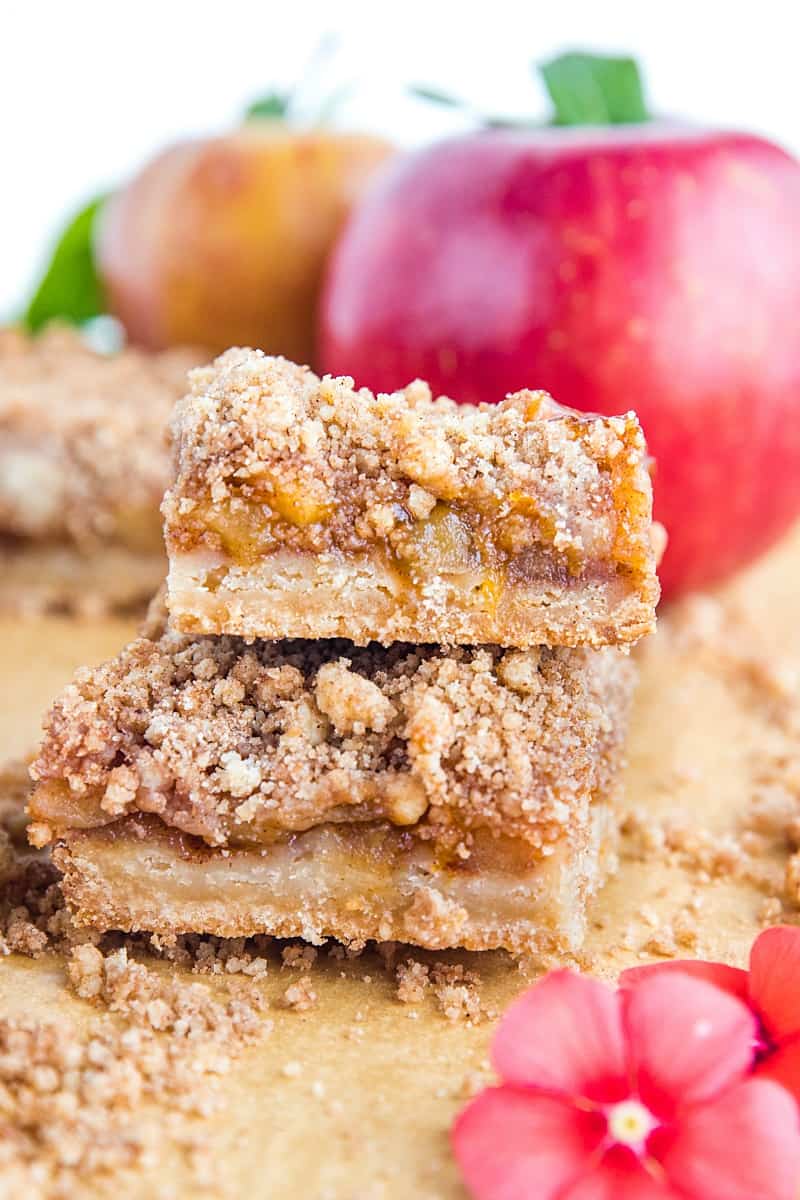 Crumbly, buttery and jammy, these easy Apple Pie Crumb Bars are bursting with spices and tastes just like apple pie, only better! #mustlovehomecooking