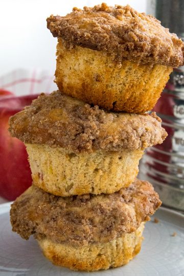 The BEST cinnamon spice apple muffins with fresh apples, lots of spice and a crisp, buttery crumb layer you'll be tempted to munch on first. #mustlovehomecooking