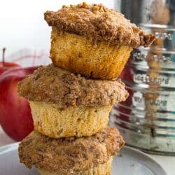 The BEST cinnamon spice apple muffins with fresh apples, lots of spice and a crisp, buttery crumb layer you'll be tempted to munch on first.#mustlovehomecooking