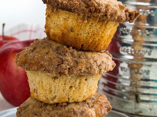 The BEST cinnamon spice apple muffins with fresh apples, lots of spice and a crisp, buttery crumb layer you'll be tempted to munch on first.#mustlovehomecooking