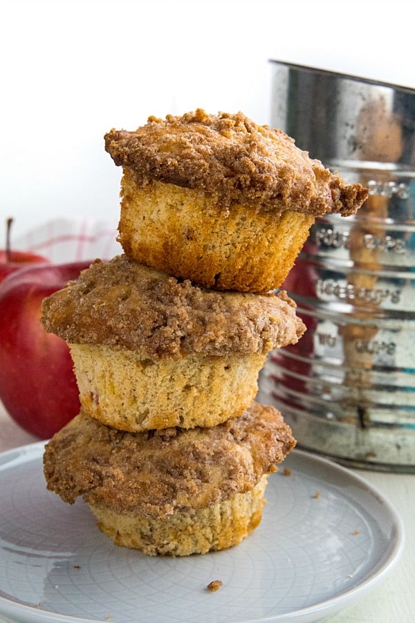 The BEST cinnamon spice apple muffins with fresh apples, lots of spice and a crisp, buttery crumb layer you'll be tempted to munch on first.#mustlovehomecooking