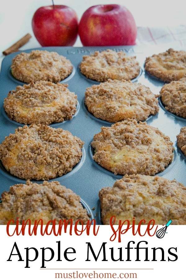 The BEST cinnamon spice apple muffins with fresh apples, lots of spice and a crisp, buttery crumb layer you'll be tempted to munch on first. #mustlovehomecooking