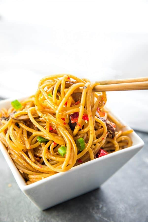 Instant Pot Sesame Garlic Pasta! Super easy recipe with simple ingredients - soy sauce, sesame oil, garlic, mushrooms, red peppers and spaghetti noodles. #mustlovehomecooking