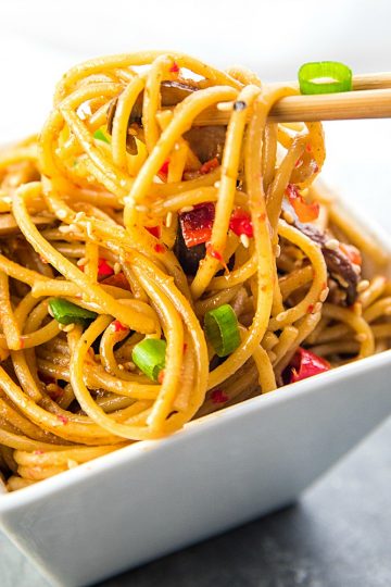 Instant Pot Sesame Garlic Pasta! Super easy recipe with simple ingredients - soy sauce, sesame oil, garlic, mushrooms, red peppers and spaghetti noodles. Vegan/Vegetarian #mustlovehomecooking