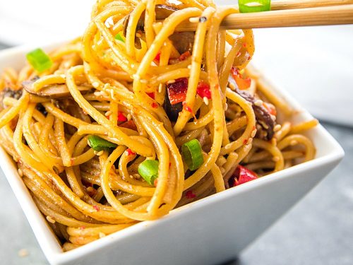 Instant Pot Sesame Garlic Pasta! Super easy recipe with simple ingredients - soy sauce, sesame oil, garlic, mushrooms, red peppers and spaghetti noodles. Vegan/Vegetarian #mustlovehomecooking