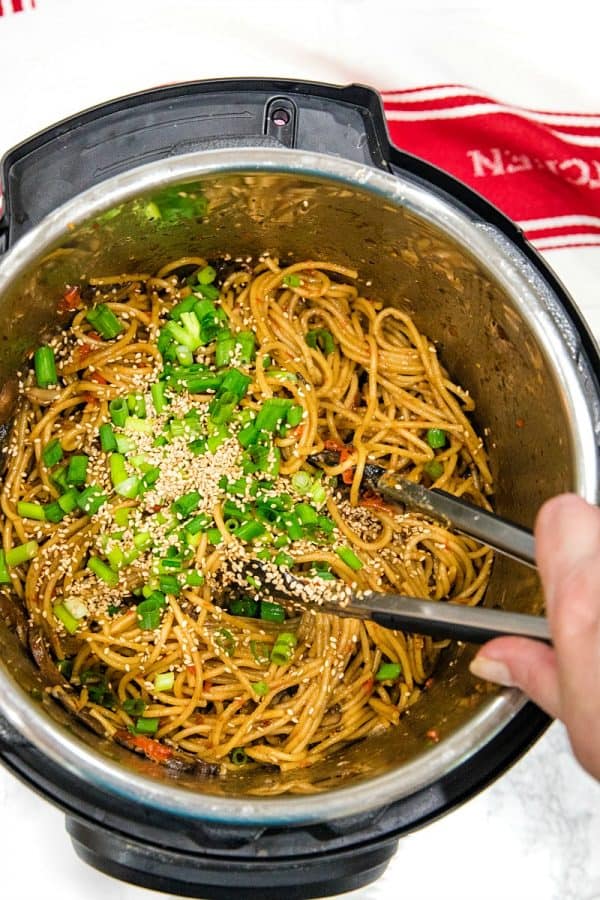 Instant Pot Sesame Garlic Pasta! Super easy recipe with simple ingredients - soy sauce, sesame oil, garlic, mushrooms, red peppers and spaghetti noodles. 