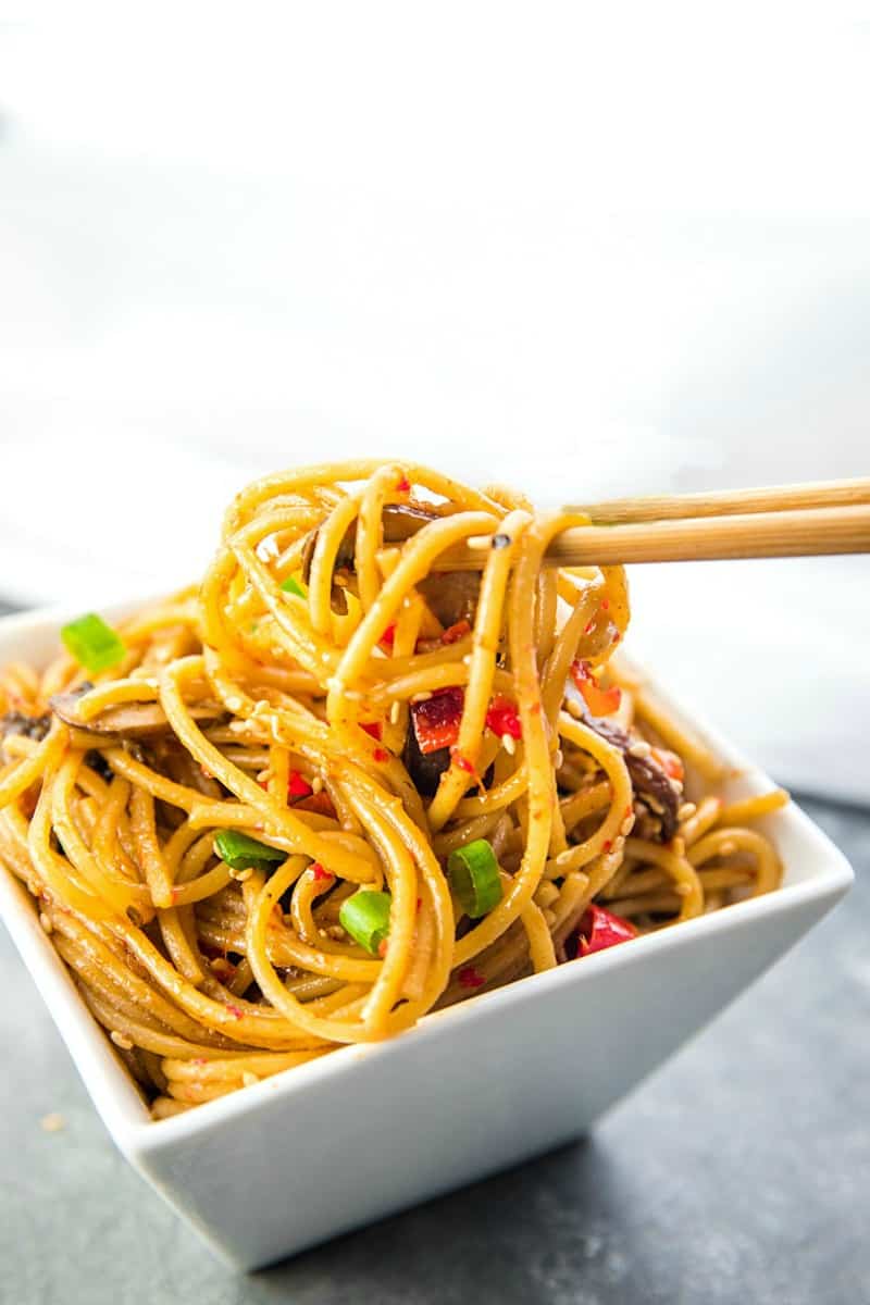 Instant Pot Sesame Garlic Pasta! Super easy recipe with simple ingredients - soy sauce, sesame oil, garlic, mushrooms, red peppers and spaghetti noodles. Vegan/Vegetarian option. #mustlovehomecooking