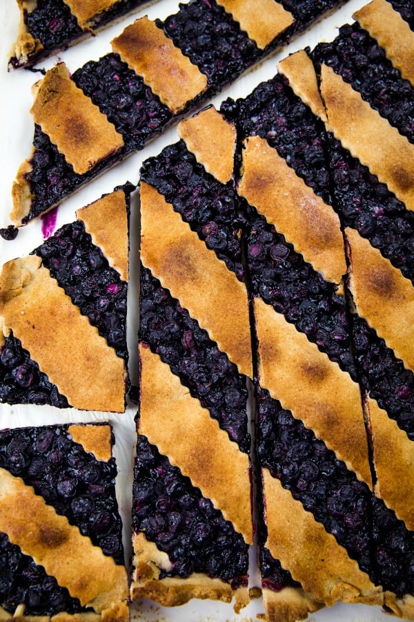 Blueberry Slab Pie is fresh blueberries, cinnamon and lemon juice baking into a buttery and crisp shortbread crust. Easily cuts into bars and feeds a crowd!#mustlovehomecooking