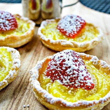 Cool, tangy and dotted with fresh strawberry this simple mini lemon tart dessert takes only 4 easy ingredients and no special pans to make them! #mustlovehomecooking