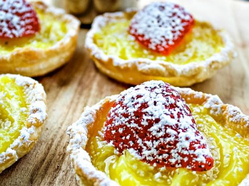 Cool, tangy and dotted with fresh strawberry this simple mini lemon tart dessert takes only 4 easy ingredients and no special pans to make them! #mustlovehomecooking