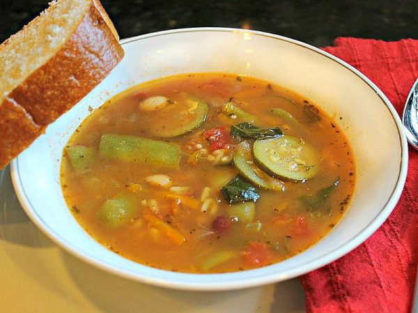 Copycat Olive Garden Minestrone Soup made with zucchini, beans and pasta has all the flavor of the original. Healthy and vegetarian too! #mustlovehomecooking