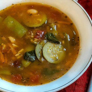 Copycat Olive Garden Minestrone Soup made with zucchini, beans and pasta has all the flavor of the original. Healthy and vegetarian too! #mustlovehomecooking