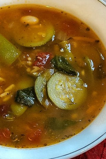 Copycat Olive Garden Minestrone Soup made with zucchini, beans and pasta has all the flavor of the original. Healthy and vegetarian too! #mustlovehomecooking