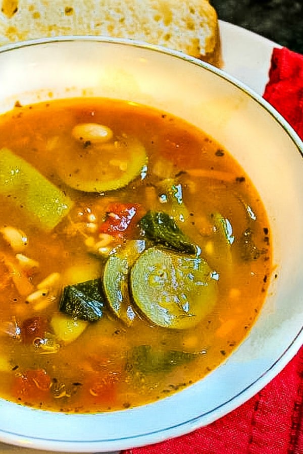 Copycat Olive Garden Minestrone Soup made with zucchini, beans and pasta has all the flavor of the original. Healthy and vegetarian too! #mustlovehomecooking