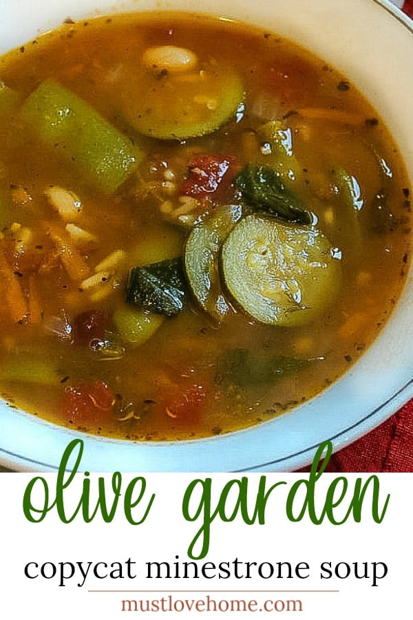 Copycat Olive Garden Minestrone Soup made with zucchini, beans and pasta has all the flavor of the original. Healthy and vegetarian too! #mustlovehomecooking