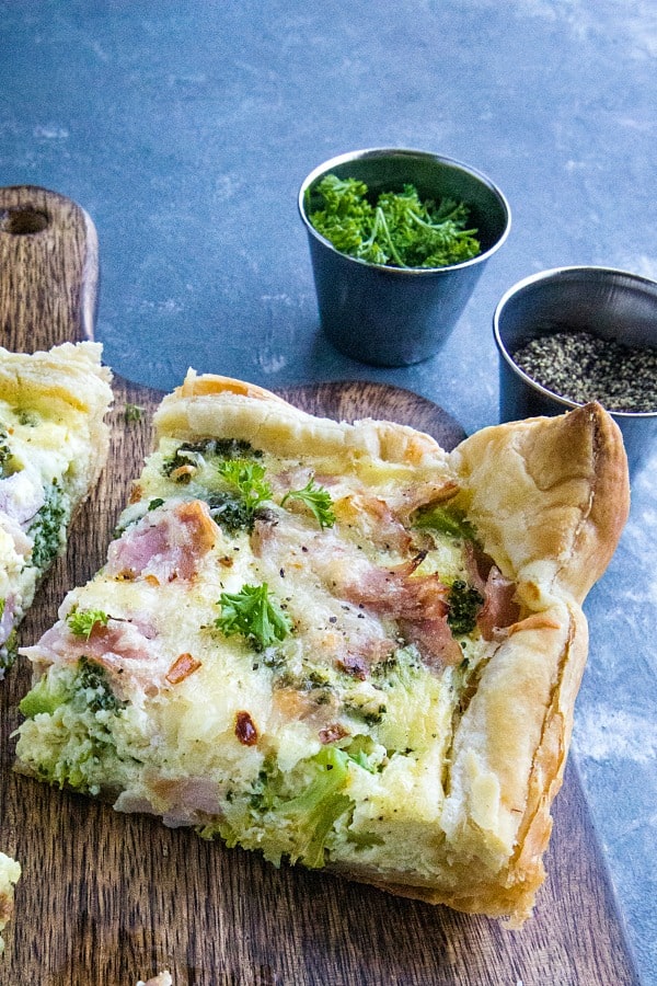 Using  shortcut ingredients like puff pastry, this is a quick and simple quiche made with broccoli, ham and Swiss cheese. It's an easy brunch favorite! #mustlovehomecooking