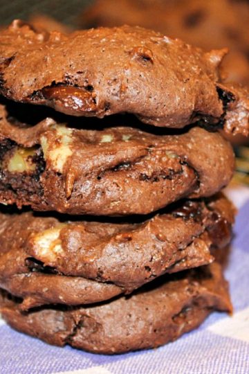 Double Chocolate Walnut Cookies are delicious fudgy cake mix cookies, chock full of chocolate chips and walnuts. Easiest one bowl recipe! #mustlovehomecooking