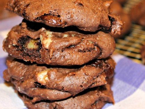 Double Chocolate Walnut Cookies are delicious fudgy cake mix cookies, chock full of chocolate chips and walnuts. Easiest one bowl recipe! #mustlovehomecooking