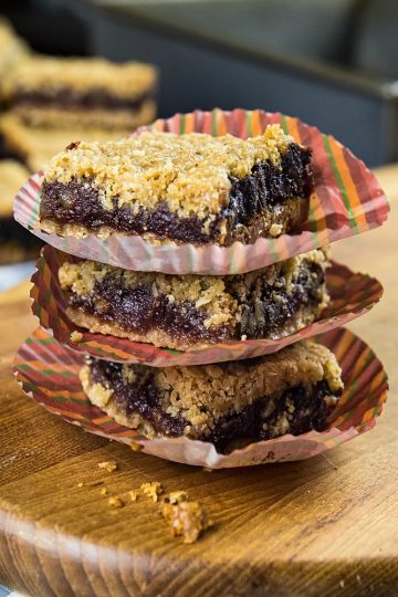 Buttery and decadent, these easy Orange Walnut Date Squares with oats, brown sugar and a splash of cheer are just in time for holiday baking. #mustlovehomecooking