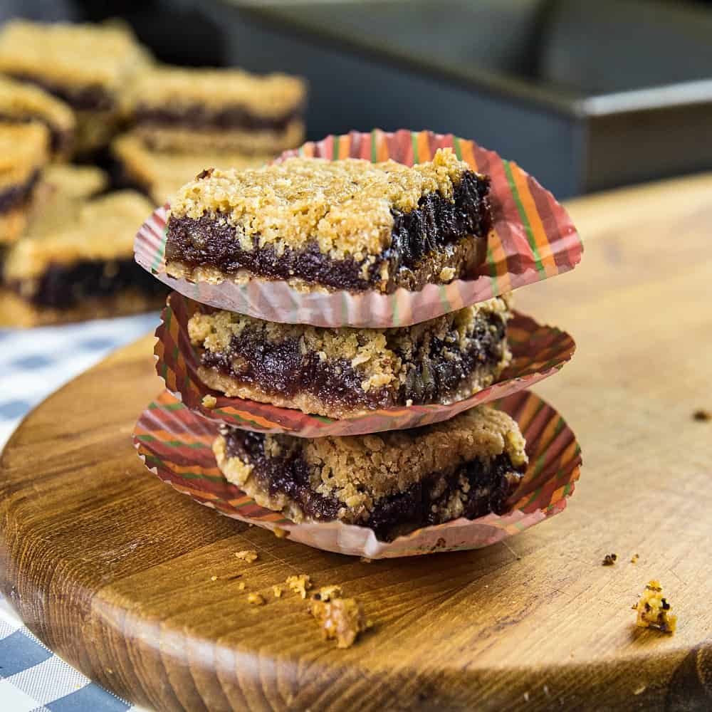 Buttery and decadent, these easy Orange Walnut Date Squares with oats, brown sugar and a splash of cheer are just in time for holiday baking. #mustlovehomecooking