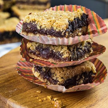 Buttery and decadent, these easy Orange Walnut Date Squares with oats, brown sugar and a splash of cheer are just in time for holiday baking. #mustlovehomecooking