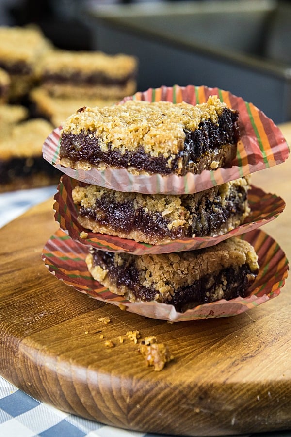 Buttery and decadent, these easy Orange Walnut Date Squares with oats, brown sugar and a splash of cheer are just in time for holiday baking. #mustlovehomecooking