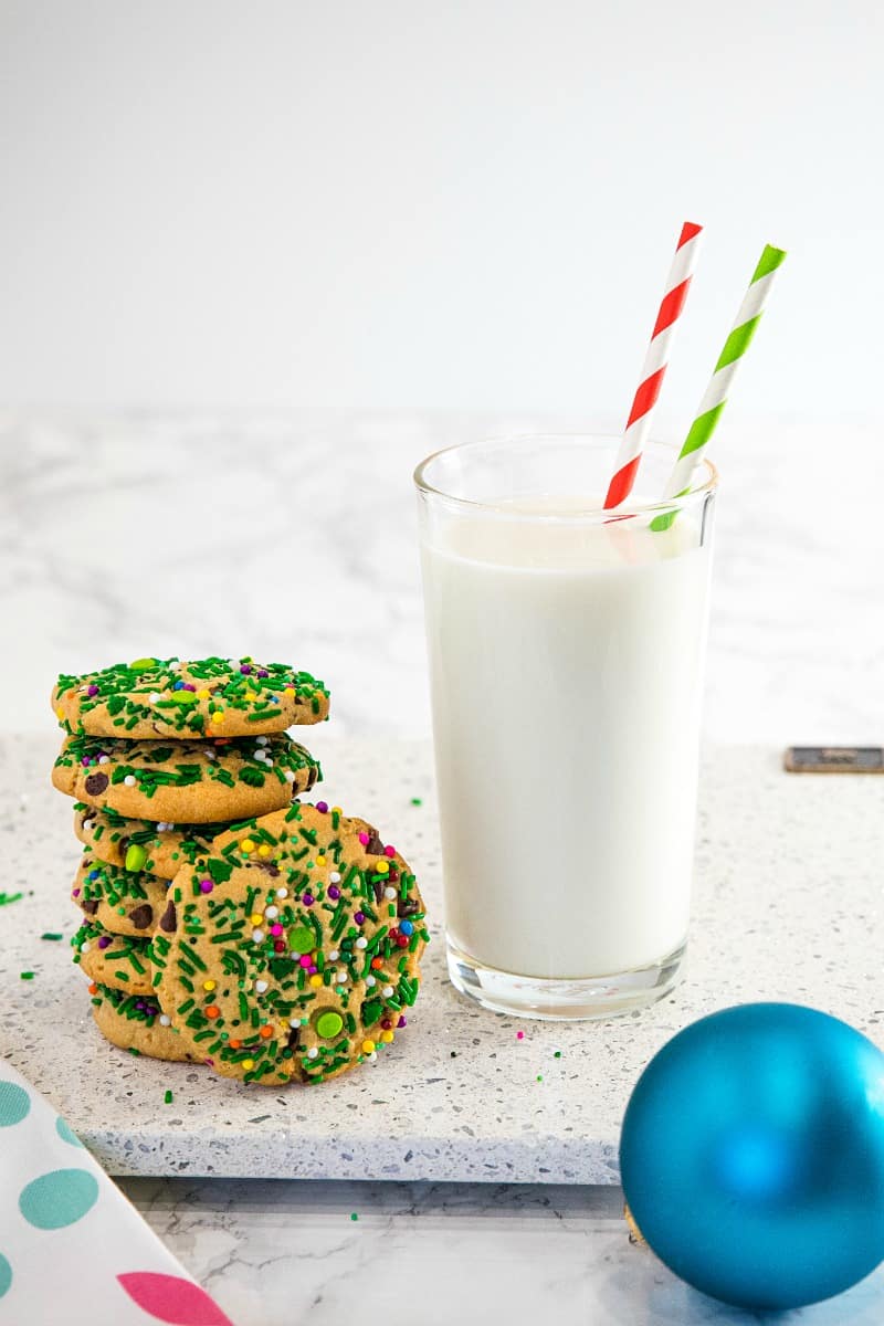 Sprinkle Chocolate Chip Peanut Butter Cookies with lots of peanut butter, mini chocolate chips and sprinkles make them so flavorful and festive for the holidays. #mustlovehomecooking