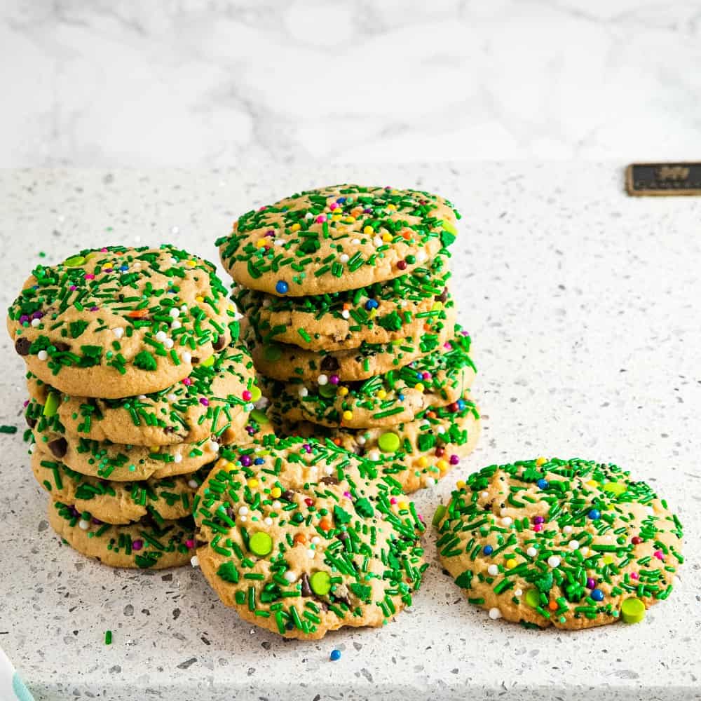 Sprinkle Chocolate Chip Peanut Butter Cookies with lots of peanut butter, mini chocolate chips and sprinkles make them so flavorful and festive for the holidays. #mustlovehomecooking