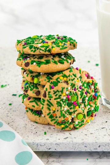 Sprinkle Chocolate Chip Peanut Butter Cookies with lots of peanut butter, mini chocolate chips and sprinkles make them so flavorful and festive for the holidays. #mustlovehomecooking