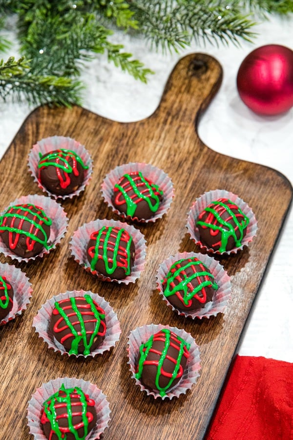 These incredibly easy chocolate peanut butter balls require only 5 ingredients to make. Simple no-bake recipe perfect for little hands to join in the fun! #mustlovehomecooking