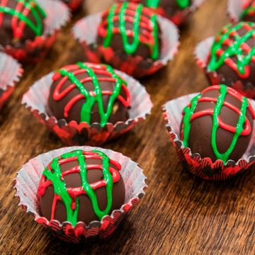 These incredibly easy chocolate peanut butter balls require only 5 ingredients to make. Simple no-bake recipe perfect for little hands to join in the fun! #mustlovehomecooking