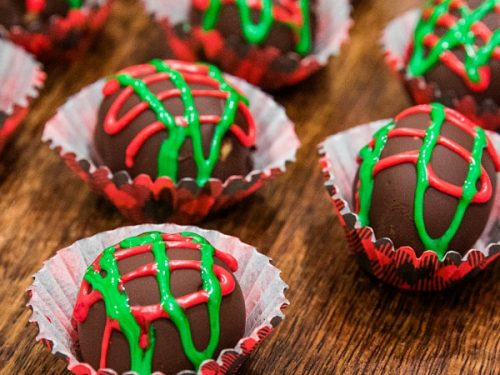 These incredibly easy chocolate peanut butter balls require only 5 ingredients to make. Simple no-bake recipe perfect for little hands to join in the fun! #mustlovehomecooking