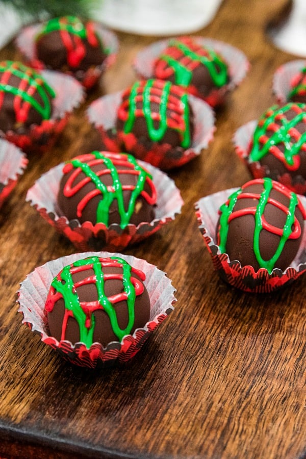 These incredibly easy chocolate peanut butter balls require only 5 ingredients to make. Simple no-bake recipe perfect for little hands to join in the fun! #mustlovehomecooking